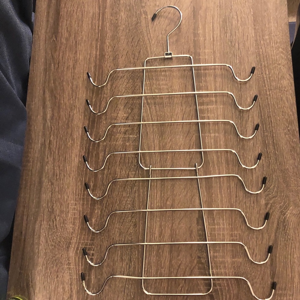 4 set of hangers!